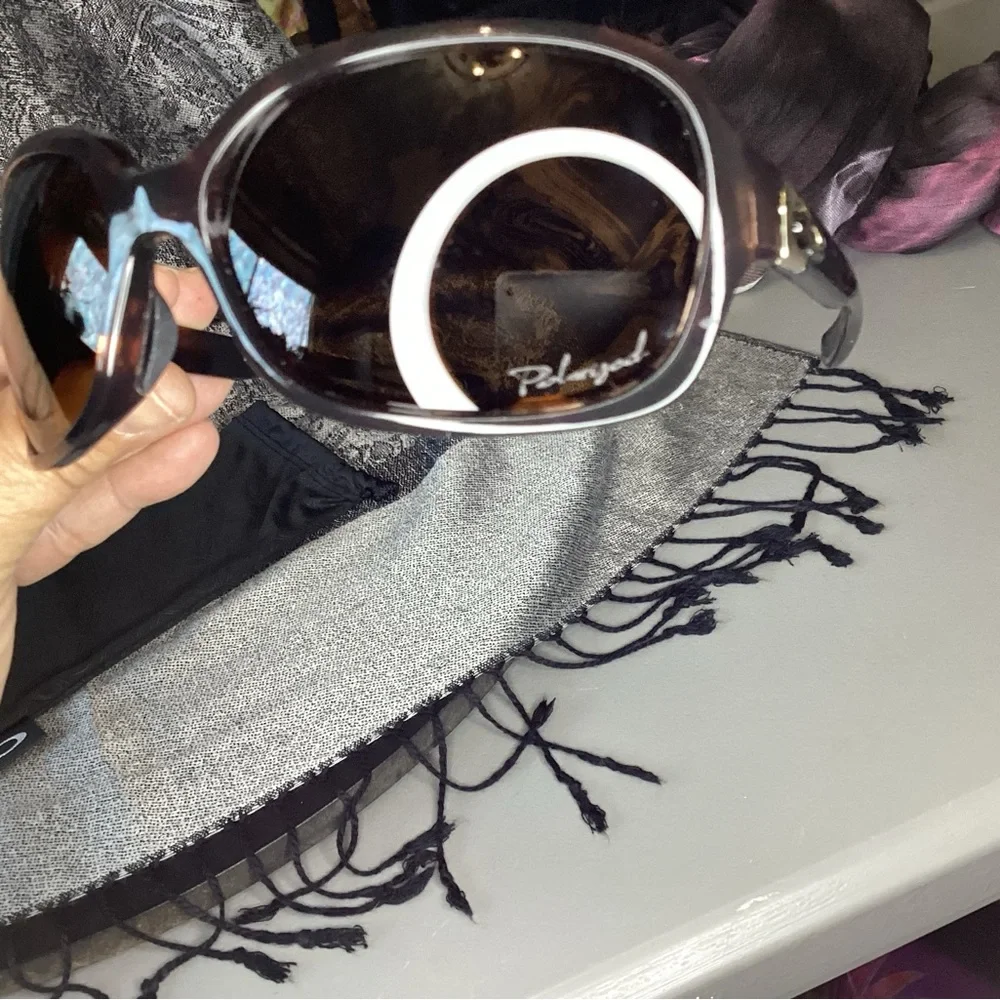 Oakley Sunglasses with tortoise shell frames and polarized lenses and soft case - Picture 4 of 11